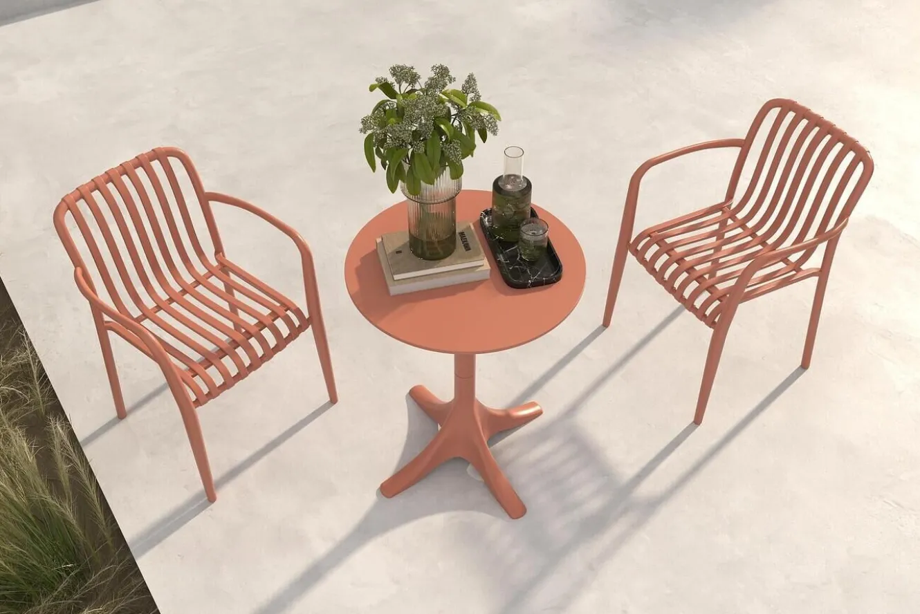 VILLANA Pico Soft Balkon-Set, ziegelrot, Kunststoff, Tisch Ø 70 cm und 2 Stapelsessel, UV-beständig, wetterfest