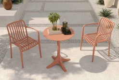 VILLANA Pico Soft Balkon-Set, ziegelrot, Kunststoff, Tisch Ø 70 cm und 2 Stapelsessel, UV-beständig, wetterfest